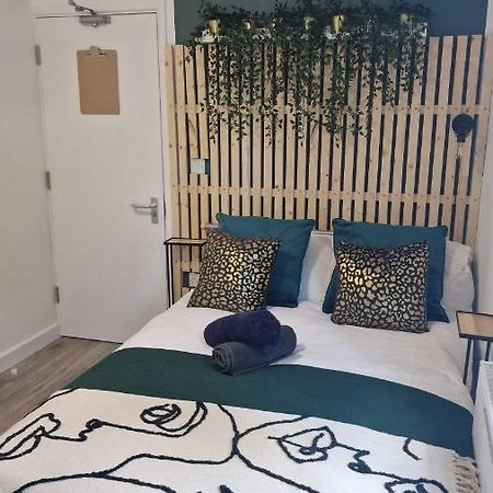 The Appletree Aparthotel Cowley  ภายนอก รูปภาพ